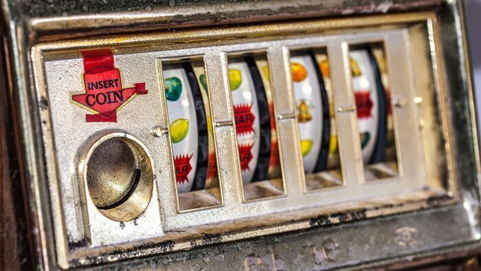 ouderwetse slot machine met gleuf voor munten