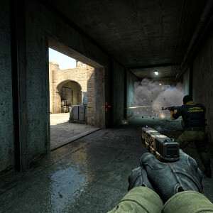Featured thumbnail voor Counter-Strike: Global Offensive met gewapende soldaat in tactische setting