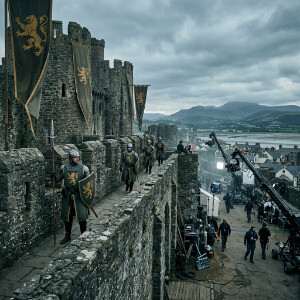 Featured thumbnail voor Elden Ring-film met soldaten voor een kasteel in donkere fantasysfeer