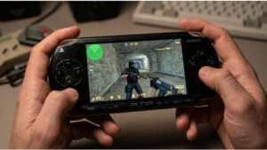 Vierkante thumbnail over Counter-Strike 2-maps die draaien op een 22 jaar oude PSP