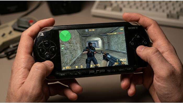Vierkante thumbnail over Counter-Strike 2-maps die draaien op een 22 jaar oude PSP