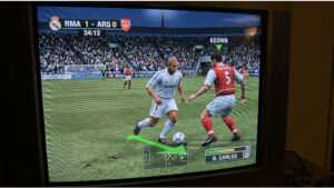 Uitgelichte thumbnail voor FIFA Soccer 2003 op PS, met een voetballer in actie op het veld