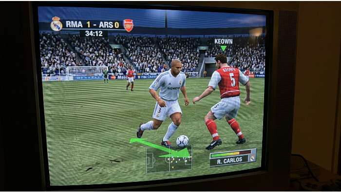 Uitgelichte thumbnail voor FIFA Soccer 2003 op PS, met een voetballer in actie op het veld