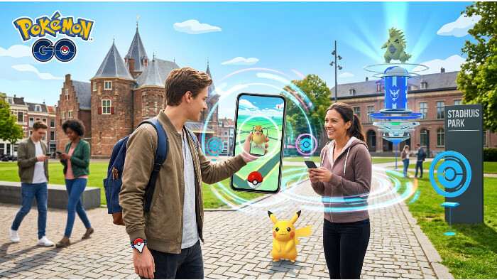 Vierkante thumbnail voor Pok&eacute;mon GO met de mobiele game in beeld en een buitenthema dat aan wandelen doet denken