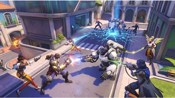 Overwatch 2 uitgelichte thumbnail met hero-actie en felle effecten die de chaotische teamfight-sfeer benadrukken