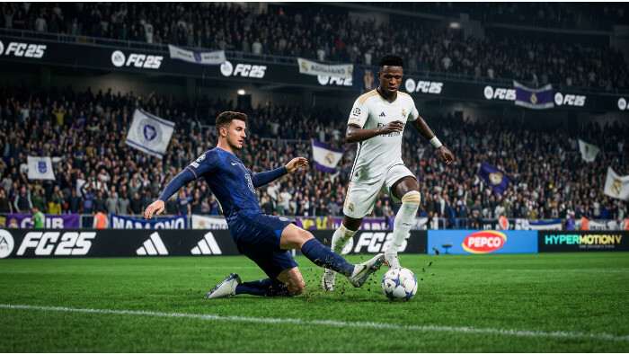 Thumbnail voor EA Sports FC 25 over rebound-logica, met een tackleduel dat scripted aanvoelt