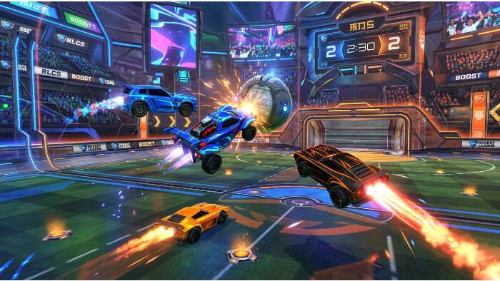 Rocket League featured thumbnail met een raketauto die een voetbal richting het doel stuwt